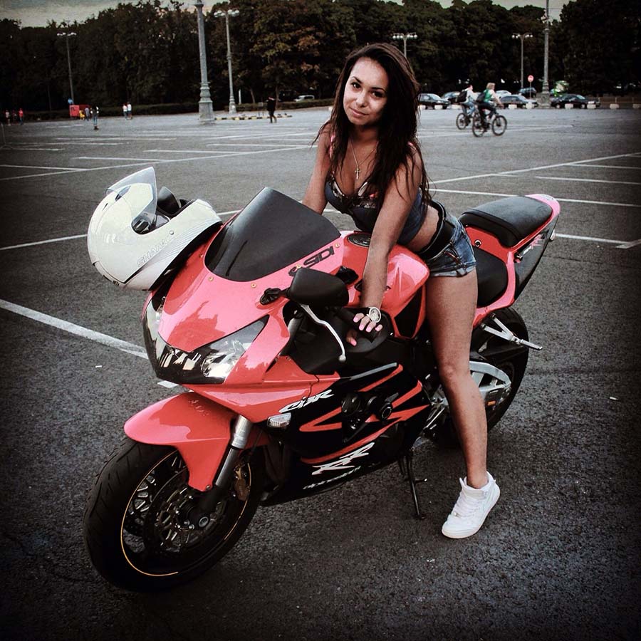 Brunettes on a motorcycle in Samsun