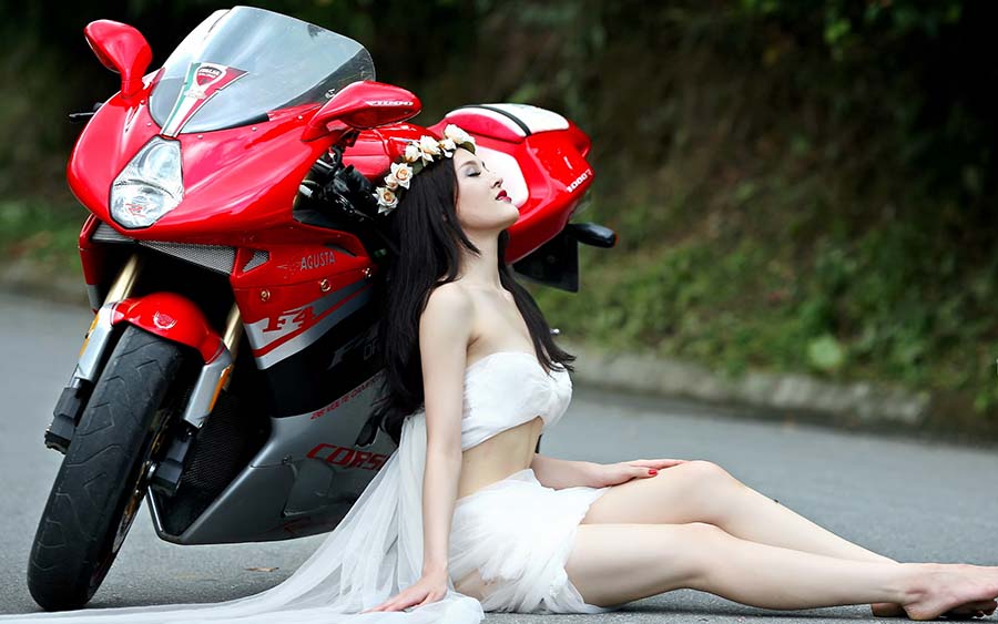 Beautiful girls and motorcycles in Samsun