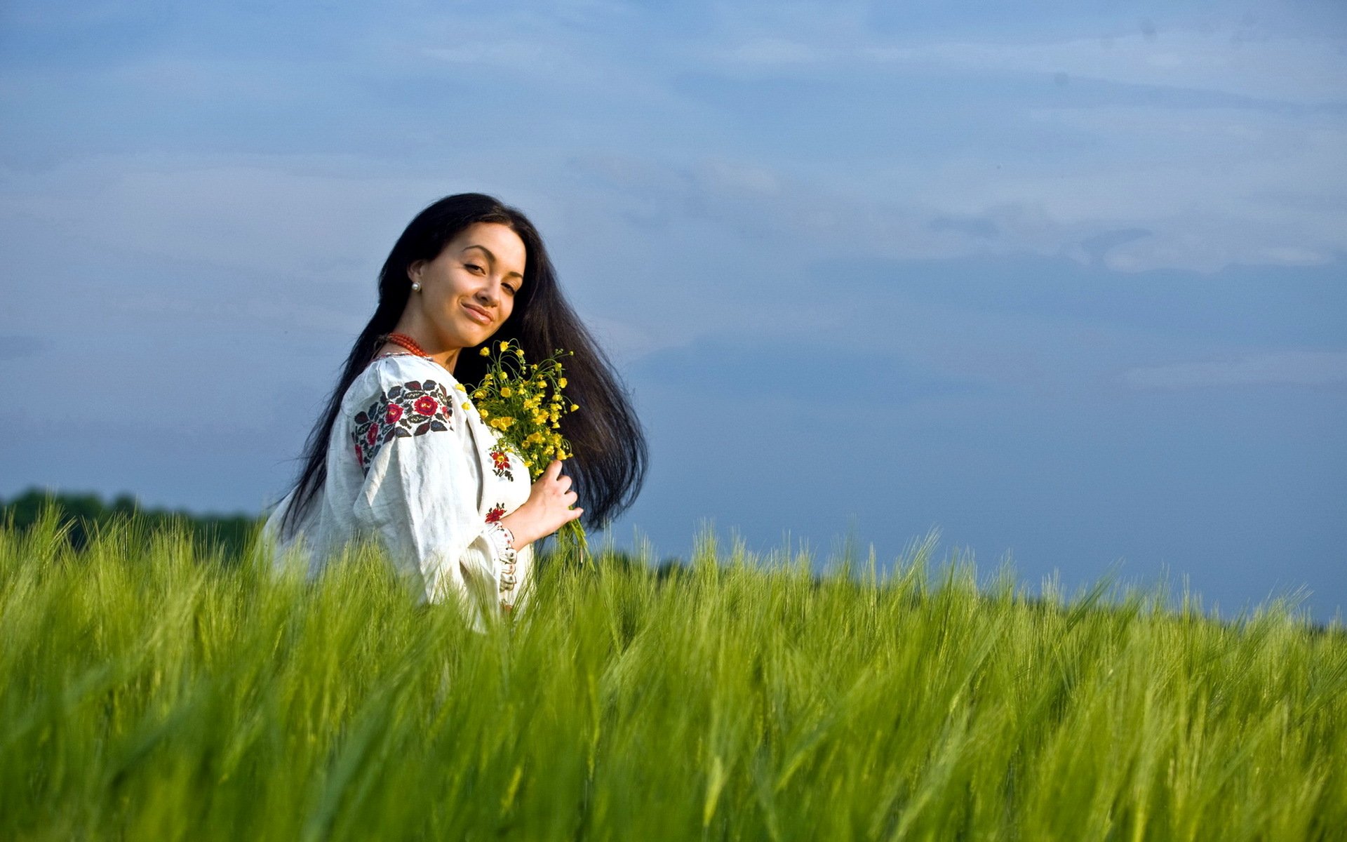 Girls in Slavic costumes in Samsun