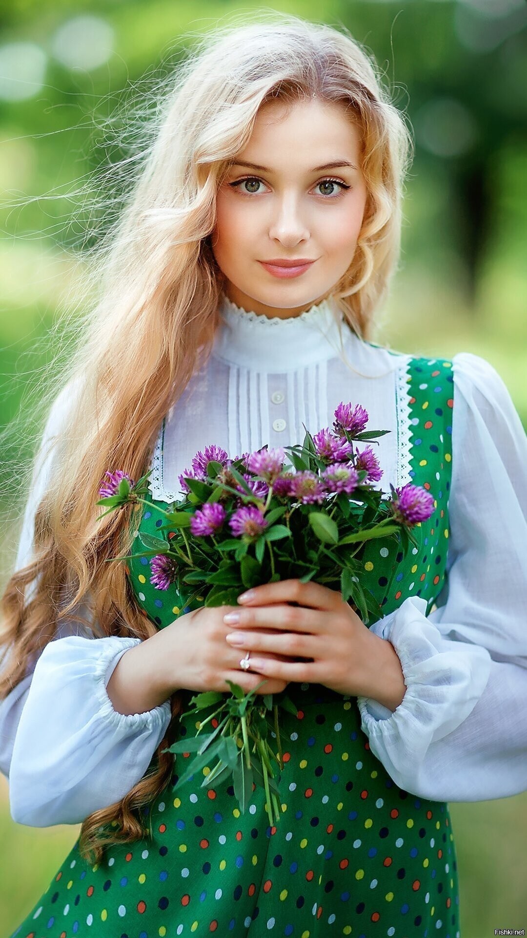 Girls in Slavic costumes in Samsun