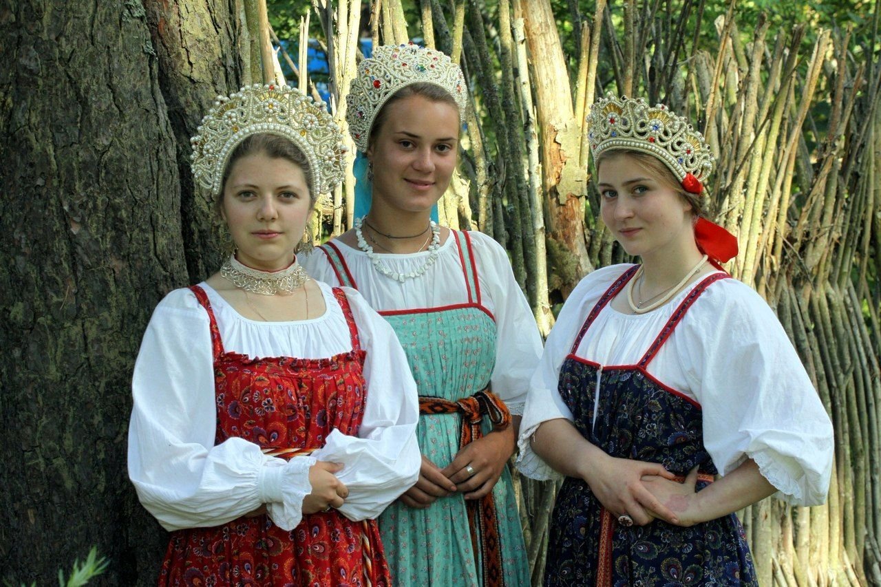 Sexy model Girls in Slavic costumes in Samsun